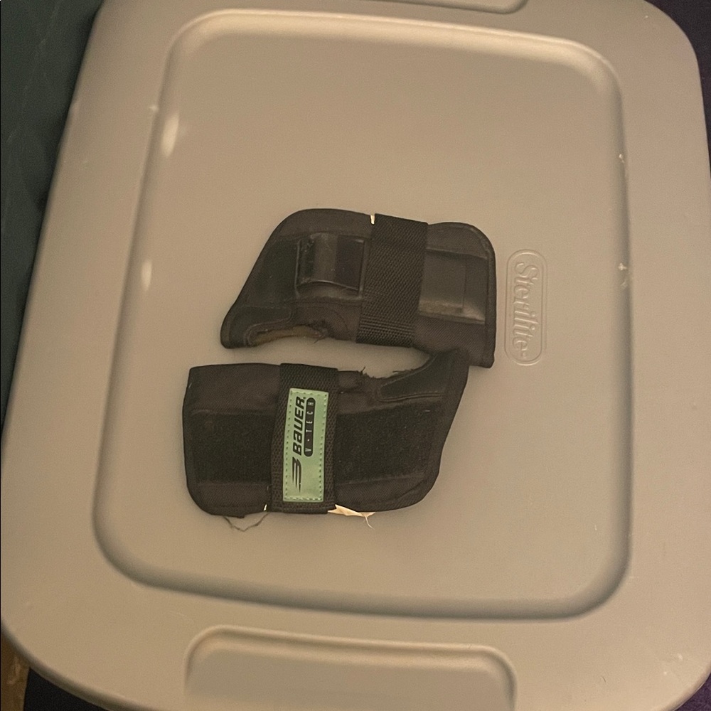 Bauer Youth Black and Mint Gloves